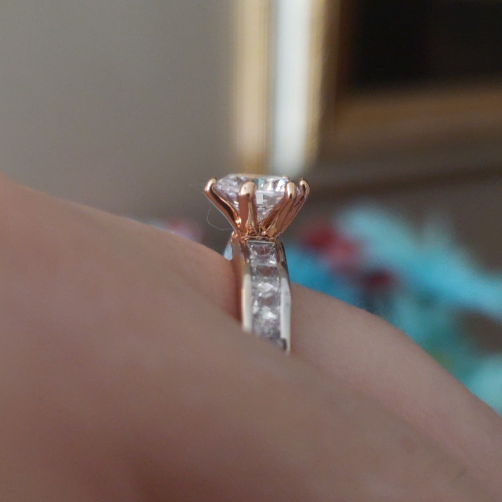Gorgeous 18kgp ring w CZ Diamond - Picture 6 of 6
